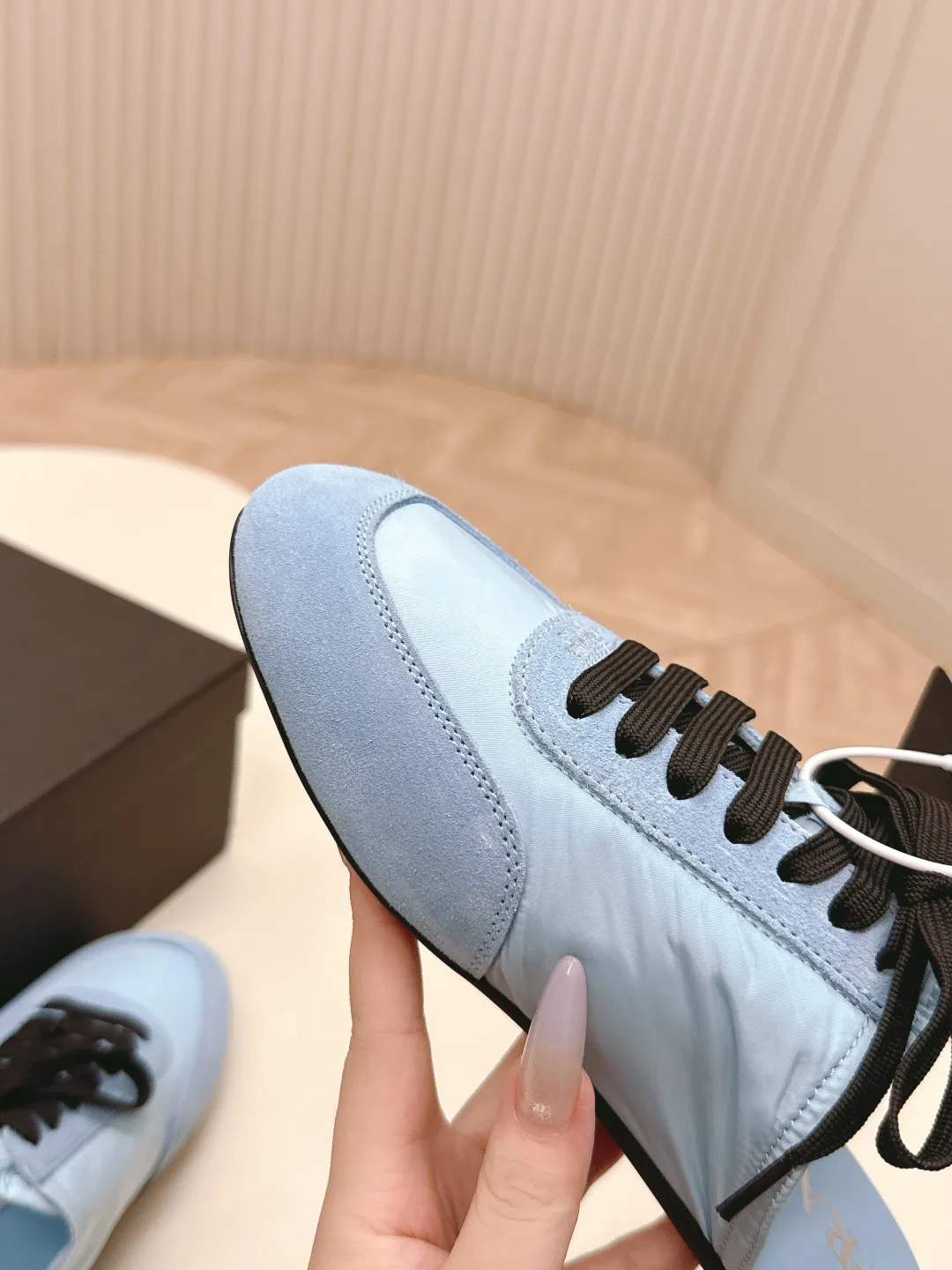 👟👟Ex-factory price 480👟👟 New color half-flop Prada Collapse recycled nylon and suede leather stretch half-flop 2025 spring and summer latest catwalk model Forrest Gump slippers Fashion item thin casual slippers This extremely lightweight sports shoe is made of recycled nylon and suede leather to create a three-dimensional shoe shape. The mixed materials highlight Prada's sports style and exquisite craftsmanship soul. The flat bottom design and elastic side cuffs make it easy to put on and take off with ease. The upper is decorated with a screen-printed logo ● Thin rubber sole · Removable leather insole upper, a casual shoe that is light, easy to wear and practical, with an original molded rubber outsole! Encounter a variety of colors combined with Forrest Gump shapes and iconic details such as Prada regenerated nylon to interpret a new style. Size: Women’s size. 35～39# 40.41